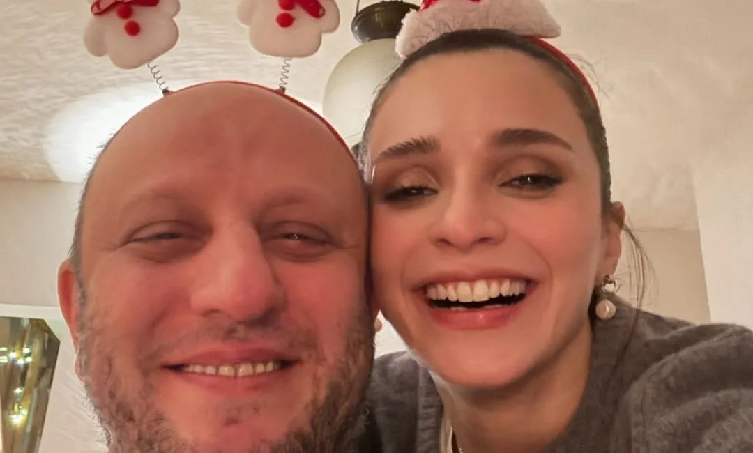 Sonunda bebekleriyle kucaklaştılar! Ünlü oyuncu çift Serkan Keskin ve Meriç