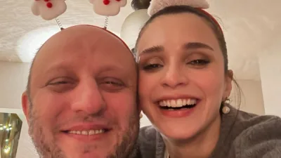 Sonunda bebekleriyle kucaklaştılar! Ünlü oyuncu çift Serkan Keskin ve Meriç