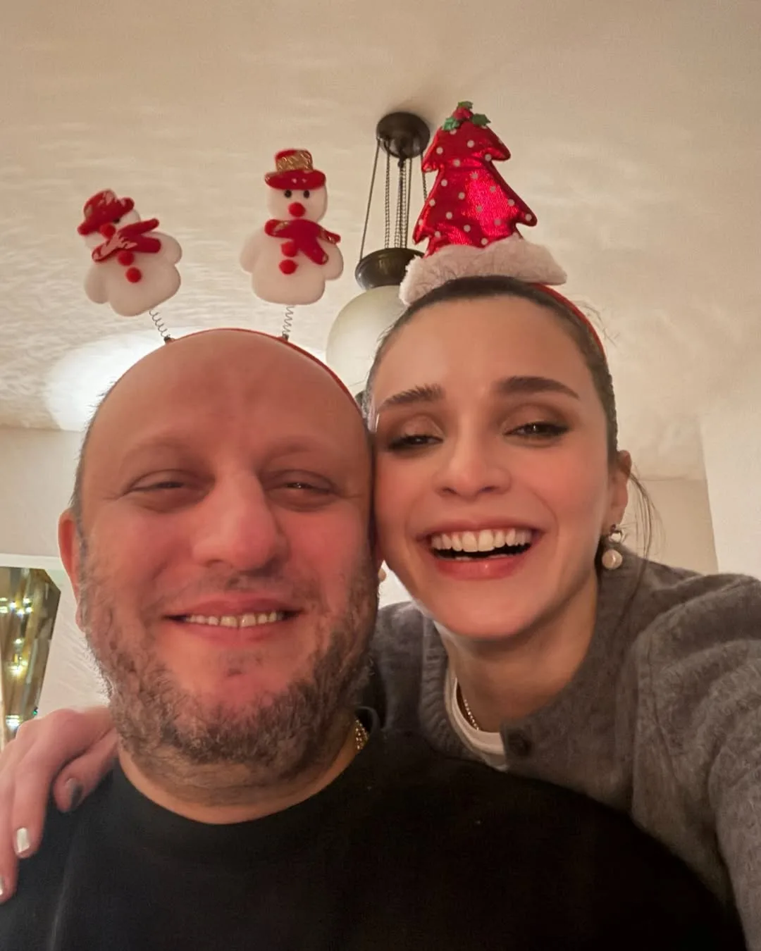 Sonunda bebekleriyle kucaklaştılar! Ünlü oyuncu çift Serkan Keskin ve Meriç