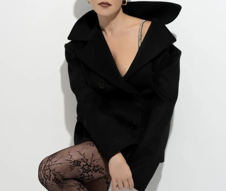 Şevval Sam, Lidyalıların parayı bulmasıyla ilgili bir kitap okurken esprili