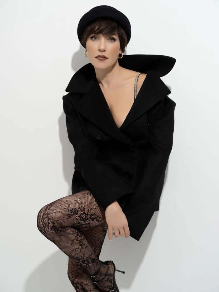 Şevval Sam, Lidyalıların parayı bulmasıyla ilgili bir kitap okurken esprili