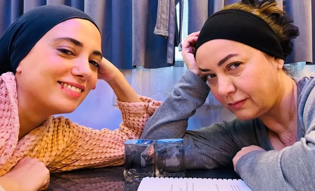 İki başarılı oyuncu, “Dip Dibe” adlı tiyatro oyununda bir araya