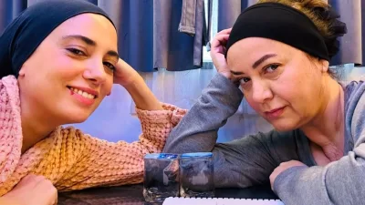 İki başarılı oyuncu, “Dip Dibe” adlı tiyatro oyununda bir araya