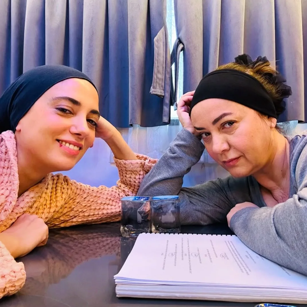 İki başarılı oyuncu, “Dip Dibe” adlı tiyatro oyununda bir araya