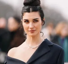 Tuba Büyüküstün, Derya Pınar Ak ve Seray Kaya’nın başrollerini üstlendiği