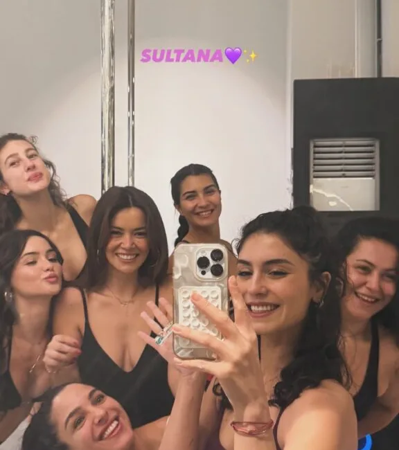 Sultana filminin 7 direk dansçısı buluştu! Gösteri başlıyor! Ünlü Kadın Yıldızların Başrollerini Paylaştığı Sultana Filmi Sinemaseverlerle Buluşuyor Sultana
