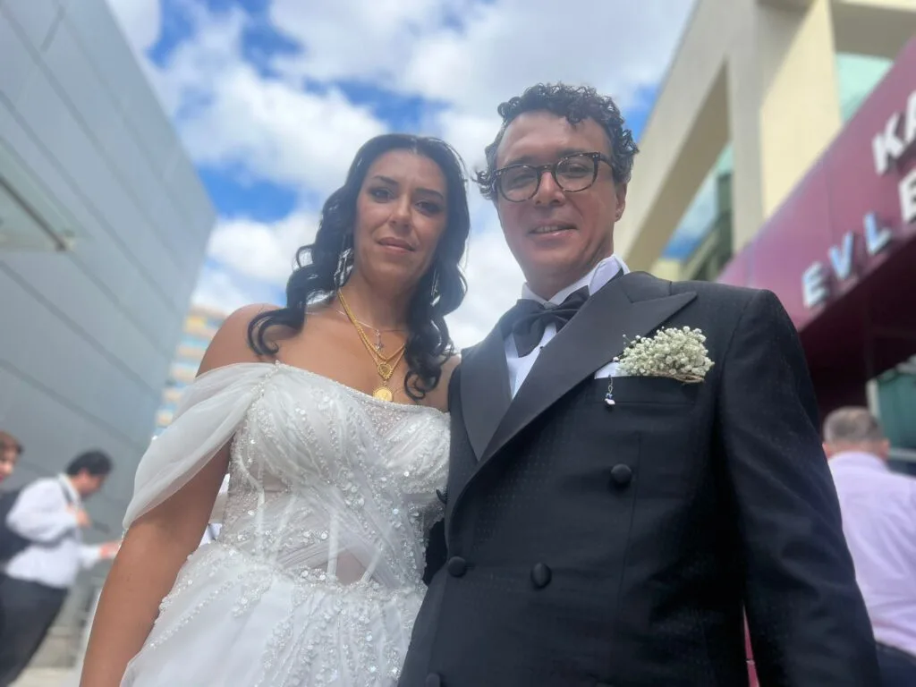 Cansu Fırıncı ve Sevgi Görgüç Evlendi! Ünlü oyuncu Cansu Fırıncı,