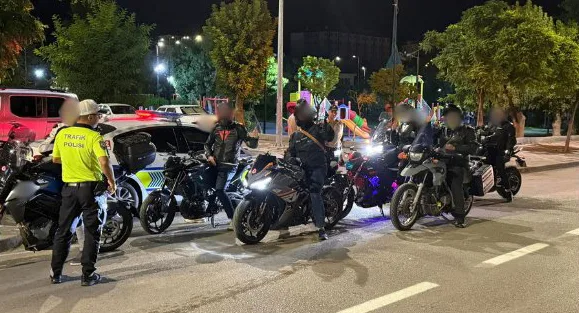 Yozgat İl Emniyet Müdürlüğü, kent genelinde gerçekleştirdiği uygulamalarda yüzlerce araç