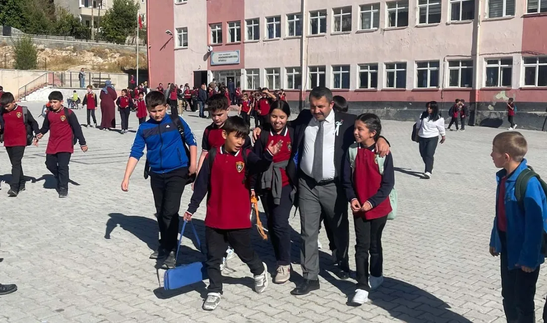 Yeni eğitim-öğretim yılının başlamasıyla birlikte Akdağmadeni Belediye Başkanı Dr. Nezih