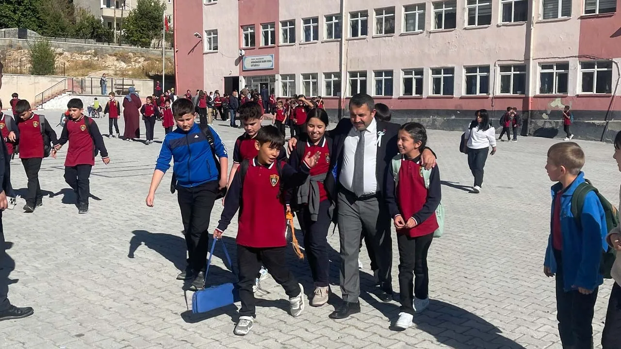 Yeni eğitim-öğretim yılının başlamasıyla birlikte Akdağmadeni Belediye Başkanı Dr. Nezih