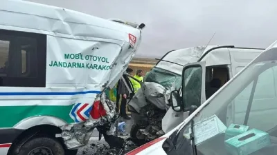 Aksaray’da meydana gelen trafik kazasında, jandarma aracına çarpan minibüs nedeniyle