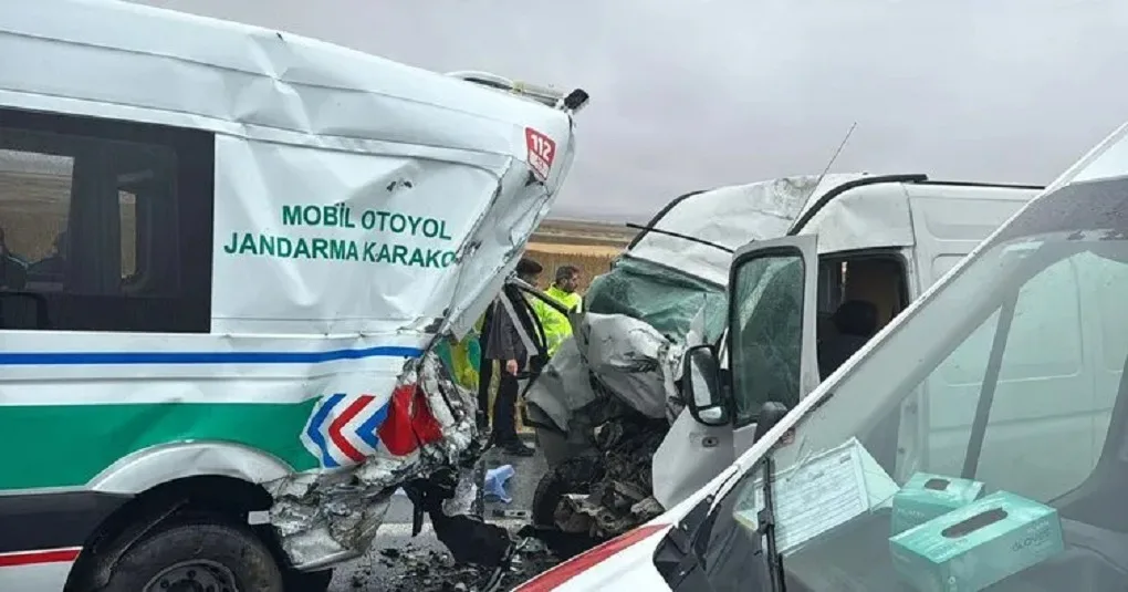 Aksaray’da meydana gelen trafik kazasında, jandarma aracına çarpan minibüs nedeniyle