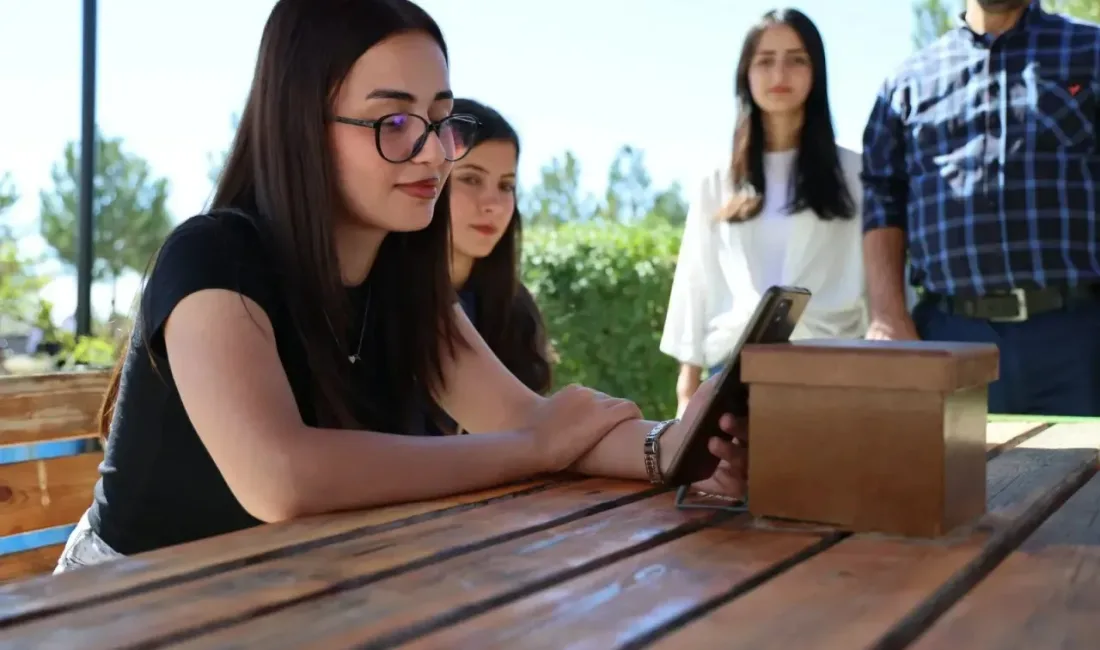 Yozgat Bozok Üniversitesi Boğazlıyan Meslek Yüksekokulu’nda, öğrenciler güneş enerjisiyle cep