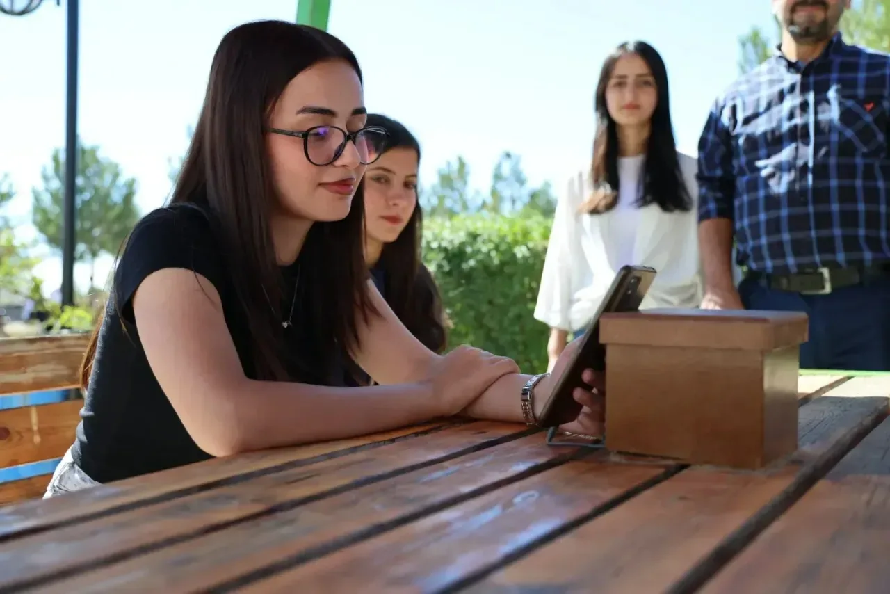 Yozgat Bozok Üniversitesi Boğazlıyan Meslek Yüksekokulu’nda, öğrenciler güneş enerjisiyle cep