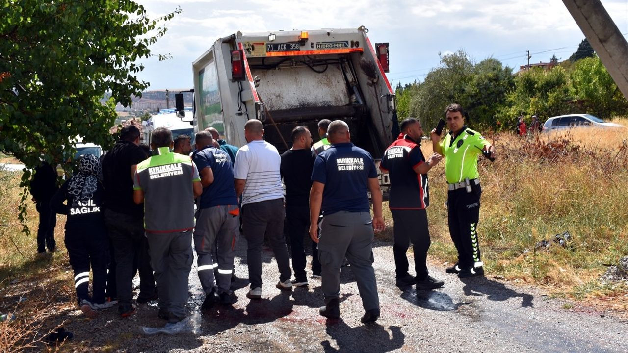 Kırıkkale'de yaşanan bir olayda bir çöp kamyonu, elektrik direğine çarparak