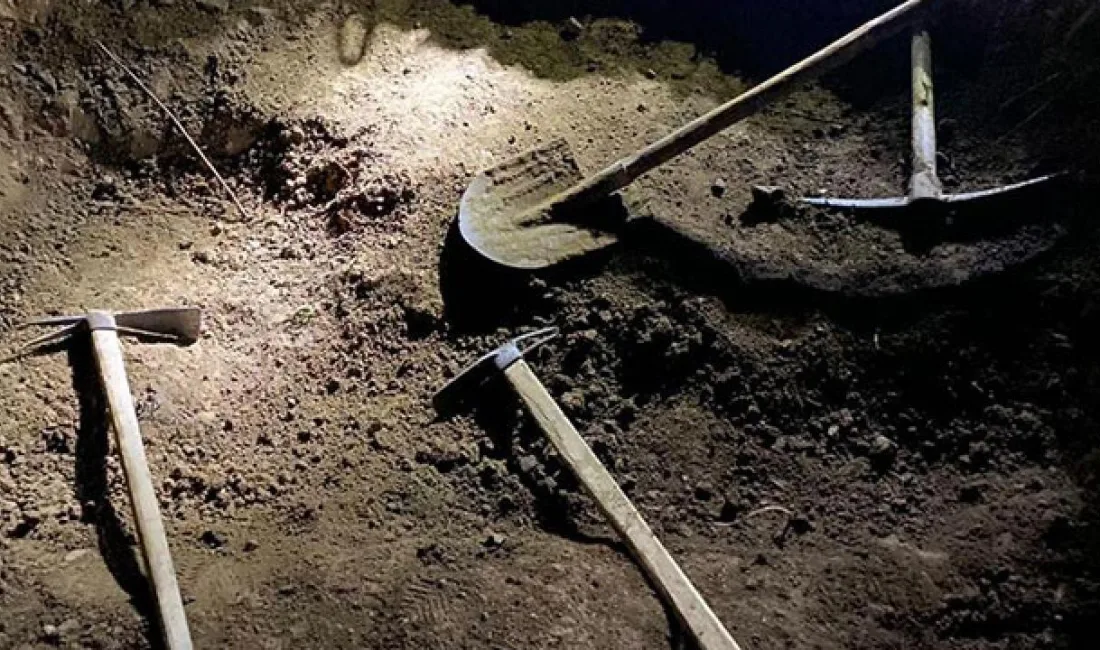 Sarıkaya ilçesinde gerçekleştirilen operasyonda define arayıcılarının kaçak kazı yaparken suçüstü