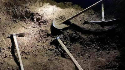 Sarıkaya ilçesinde gerçekleştirilen operasyonda define arayıcılarının kaçak kazı yaparken suçüstü