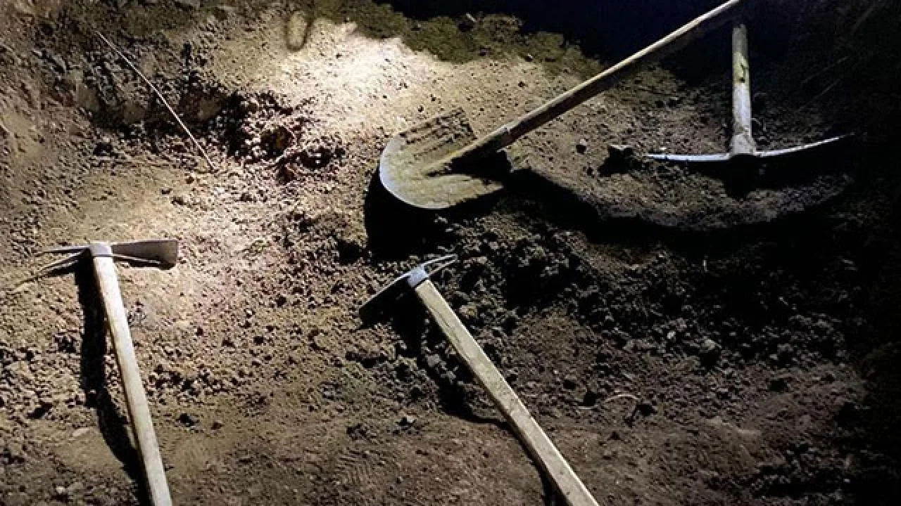 Sarıkaya ilçesinde gerçekleştirilen operasyonda define arayıcılarının kaçak kazı yaparken suçüstü