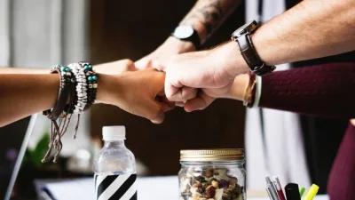 2025 Doğruluk mu, cesaret mi soruları ve şişe çevirmece sorularını