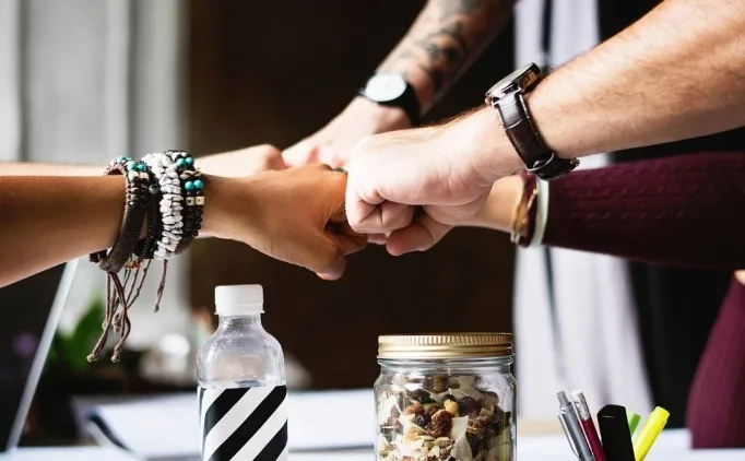 2025 Doğruluk mu, cesaret mi soruları ve şişe çevirmece sorularını