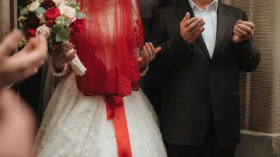 Evlilik merasimleri, gelenek göreneğe bağlı olarak farklılık gösteriyor. Düğün düzenlerken,