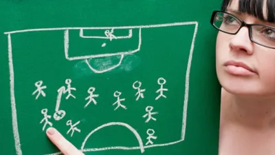 Futbolun temel kurallarından biri olan ofsayt, hem erkekler hem de