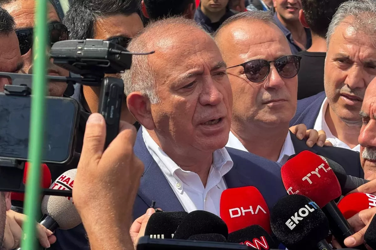 Gürsel Tekin, siyasette uzun yıllar etkin olan Cumhuriyet Halk Partisi’nin