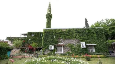 Adana'nın Köprüköy Camisi, Seyhan Nehri kıyısındaki sarmaşıklarla kaplanmış dış duvarı