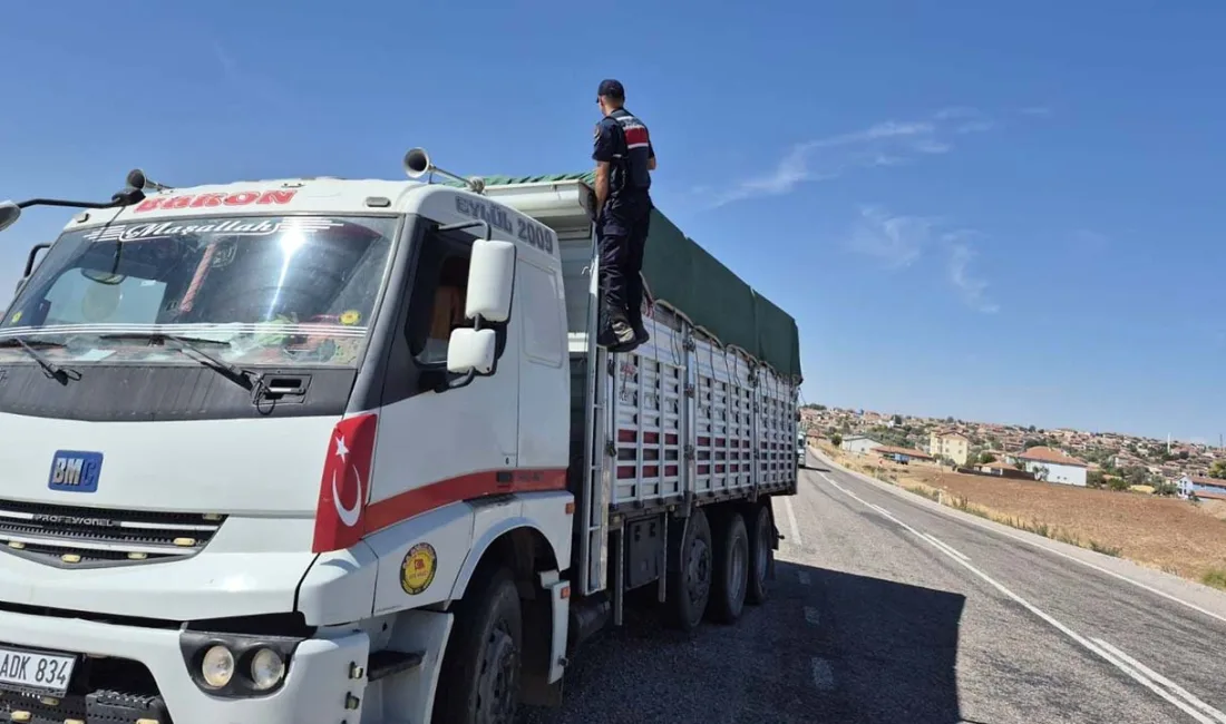 Yozgat’ın Boğazlıyan ve Yenifakılı ilçelerinde trafik jandarma ekipleri, yük taşımacılığı