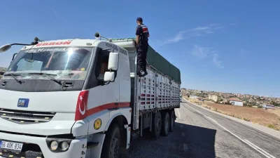 Yozgat’ın Boğazlıyan ve Yenifakılı ilçelerinde trafik jandarma ekipleri, yük taşımacılığı