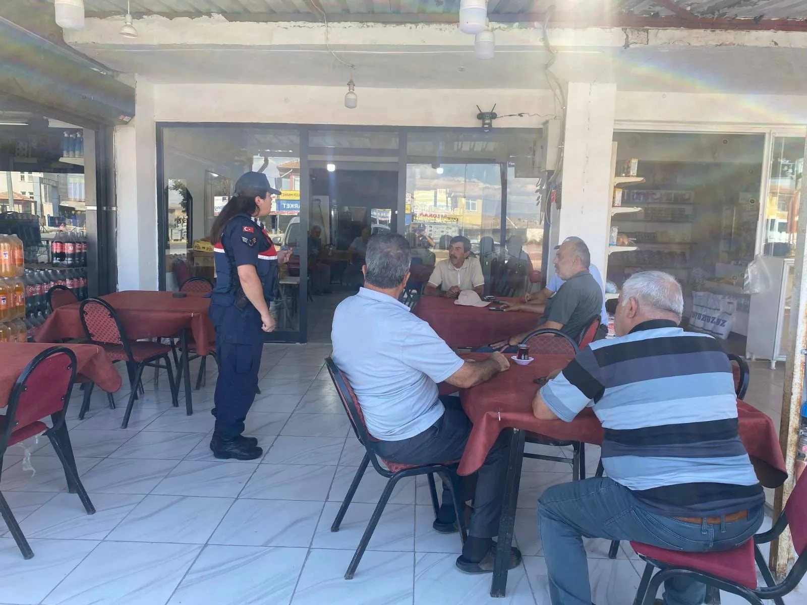 Yerköy İlçe Jandarma Komutanlığı, köy kıraathanesinde erkek vatandaşlara “Kadına El