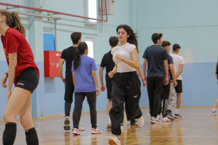 Bursa'da Karacabey Belediyesi, gençlerin mesleki hedeflerine ulaşması için verdiği desteği