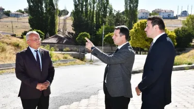 Sorgun İlçe Kaymakamı Abdurrezzak Canpolat, spor tesisleri yapılabilecek alanlarda incelemelerde