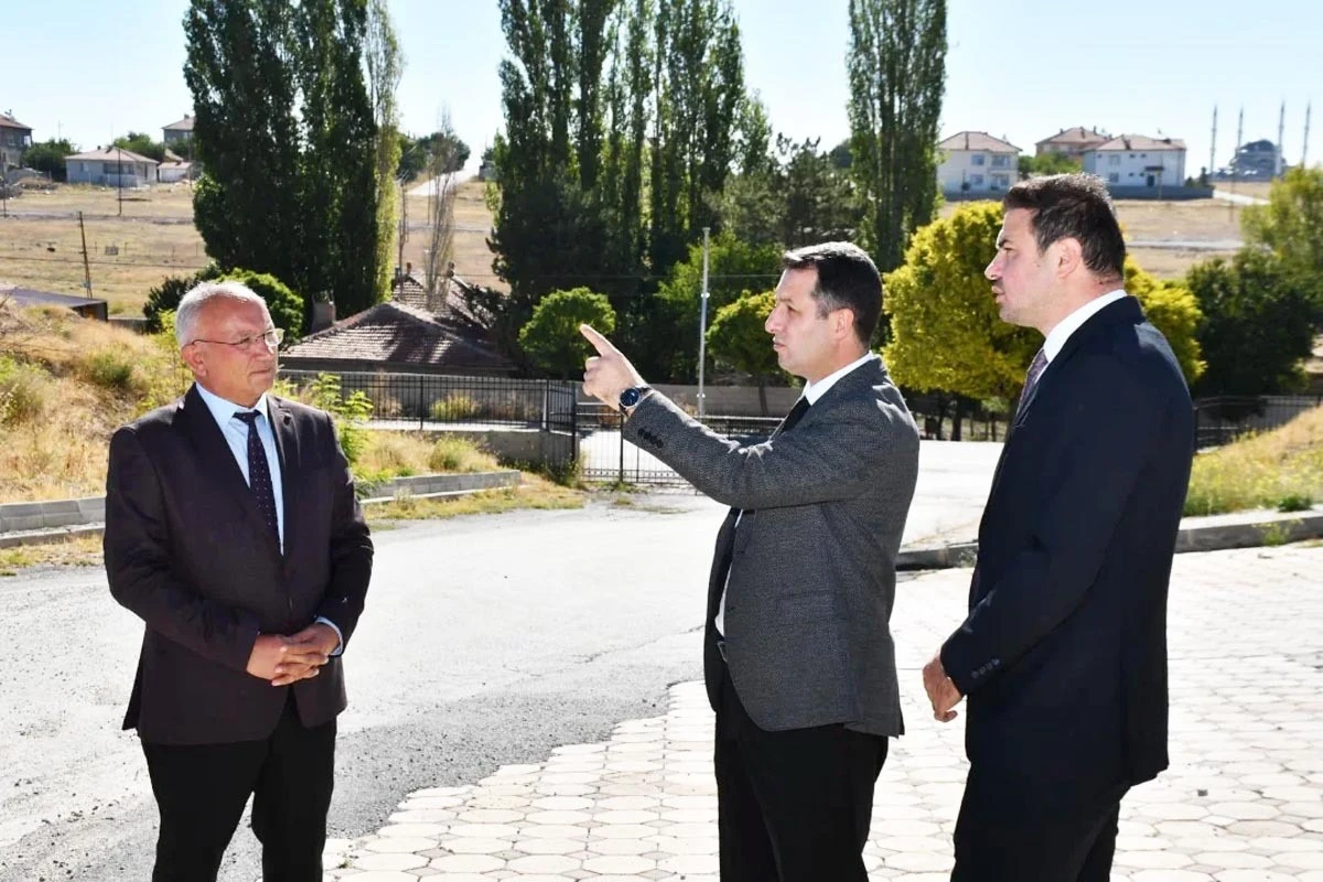 Sorgun İlçe Kaymakamı Abdurrezzak Canpolat, spor tesisleri yapılabilecek alanlarda incelemelerde