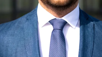 Erkekler için kravat takma önemli bir adımdır. Bazıları için zor