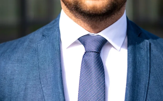 Erkekler için kravat takma önemli bir adımdır. Bazıları için zor