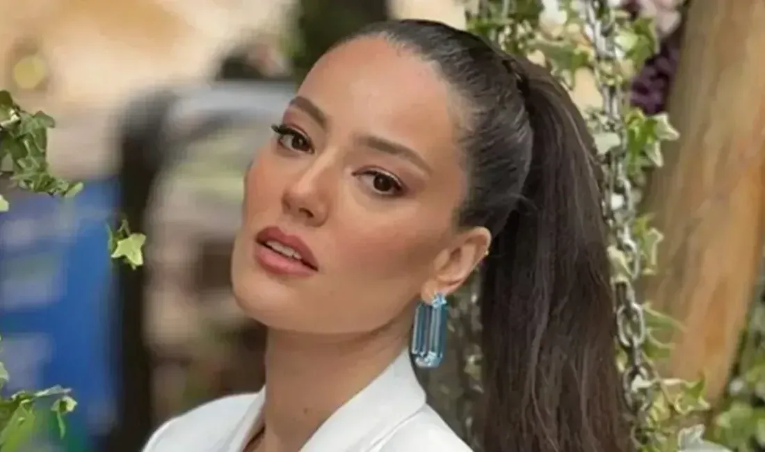 Ünlü oyuncu Pelin Akil, boşanmasının ardından menajeri Eser Küçükerol ile