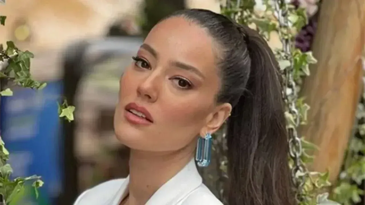 Ünlü oyuncu Pelin Akil, boşanmasının ardından menajeri Eser Küçükerol ile