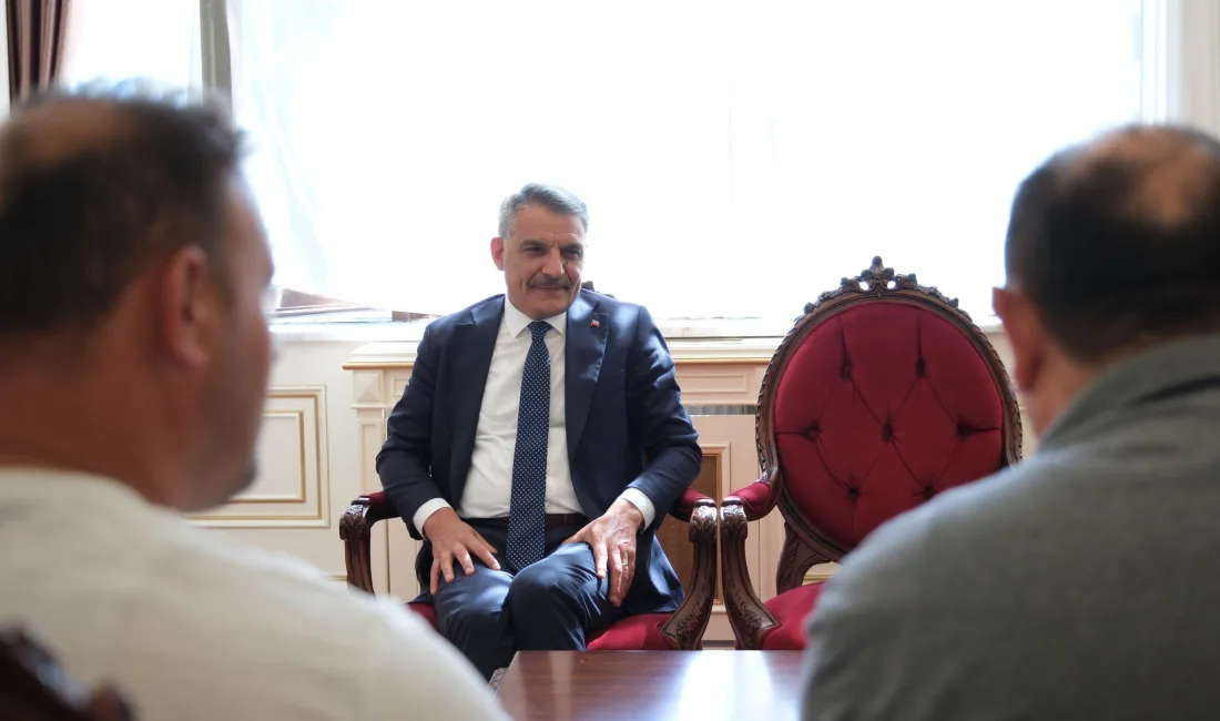 Yozgat’ta Vali Özkan, Halk Görüşmelerinde Vatandaşların Taleplerini Dinliyor Yozgat Valiliği’nde düzenlenen halk görüşmeleriyle vatandaşlar, taleplerini birebir ileterek çözüm