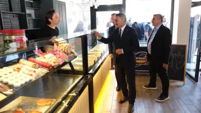 Yozgat Valisi Mehmet Ali Özkan, Boğazlıyan ilçesine gerçekleştirdiği ziyaretinde esnaflarla