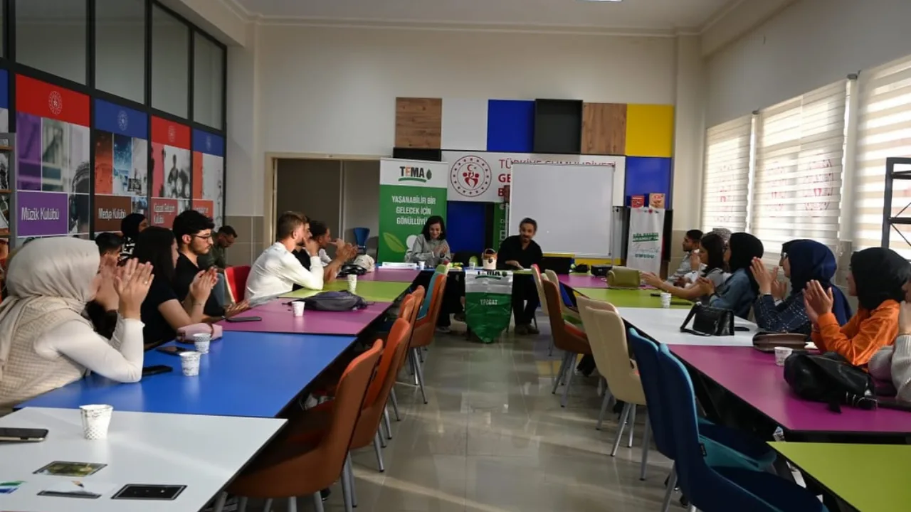 Yozgat Bozok Üniversitesi Gençlik Merkezi'nde düzenlenen etkinlikte, TEMA gönüllüleri çevre