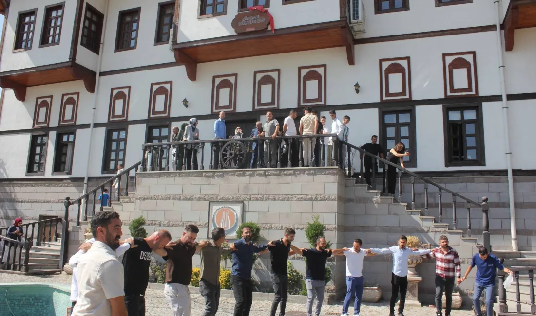 Yozgatlılar Kahvaltıda Bir Araya Gelerek Dayanışma Mesajı Verdi Akdağmadeni Örenkale Derneği, protokol üyelerini bir araya getiren bir kahvaltı