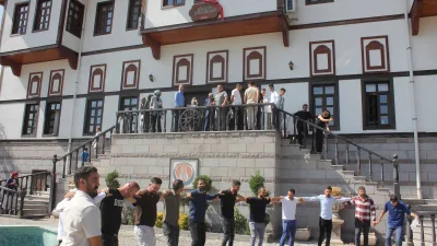 Akdağmadeni Örenkale Derneği, protokol üyelerini bir araya getiren bir kahvaltı