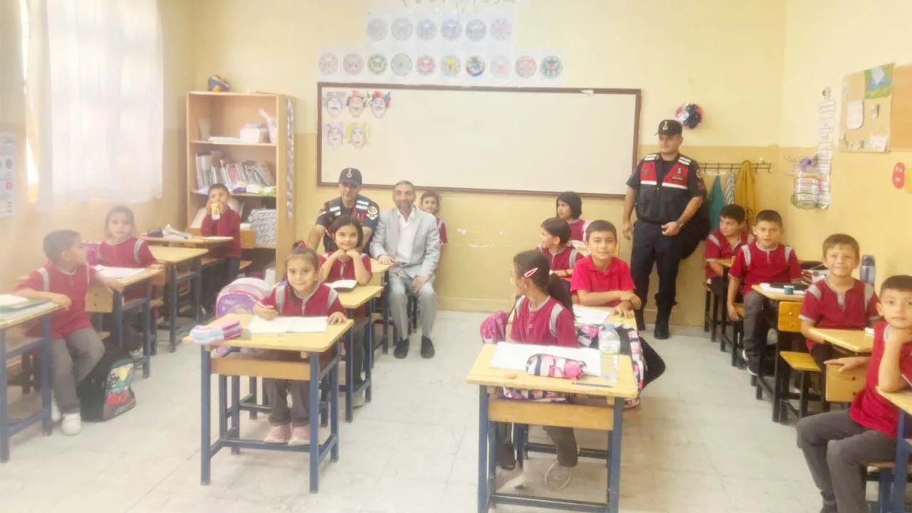 Kadışehri, Aydıncık ve Yenifakılı ilçelerinde jandarma ekipleri, öğrencilerin güvenliği için