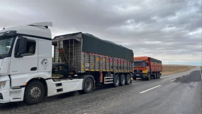 Yozgat'ın Boğazlıyan ilçesinde yapılan trafik denetiminde, aşırı yük taşıyan iki