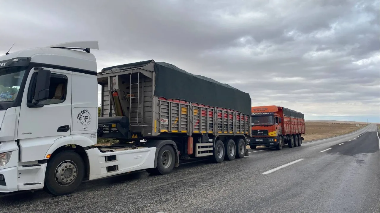 Yozgat'ın Boğazlıyan ilçesinde yapılan trafik denetiminde, aşırı yük taşıyan iki