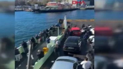 Harem-Sirkeci seferini yapan feribot, önce bir vapura, ardından iskeleye çarptı.