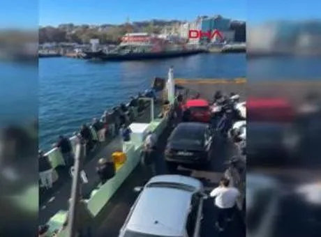 Harem-Sirkeci seferini yapan feribot, önce bir vapura, ardından iskeleye çarptı.