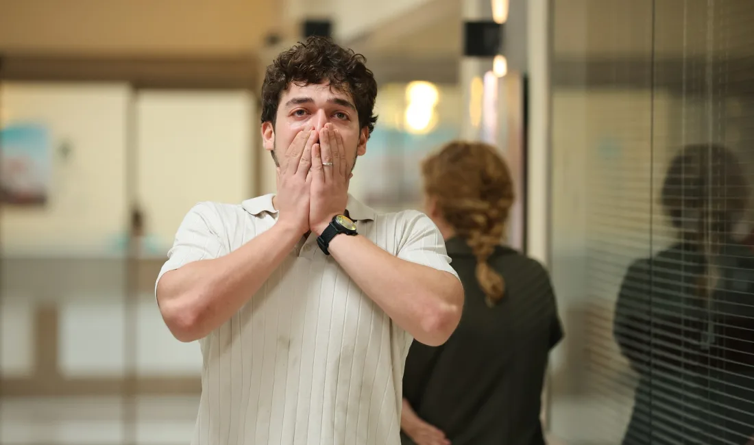 Bahar dizisinde Aziz Uras’ın eşini aldattığı ortaya çıkınca, izleyiciler şaşkına döndü! Aziz’e tokat atan ve fırlatan karakter kim? Detaylar için tıklayın! Derya Alabora ve Ushan Çakır Disney Plus’ın “Ayna” dizisinde rol