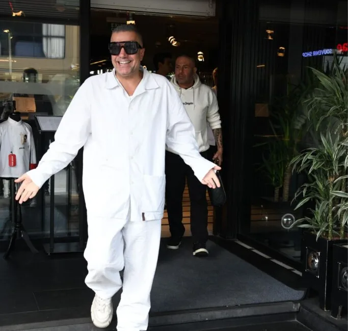 Ünlü şarkıcı Berdan Mardini, sabah saatlerinde çocuklarını alarak Etiler’deki bir